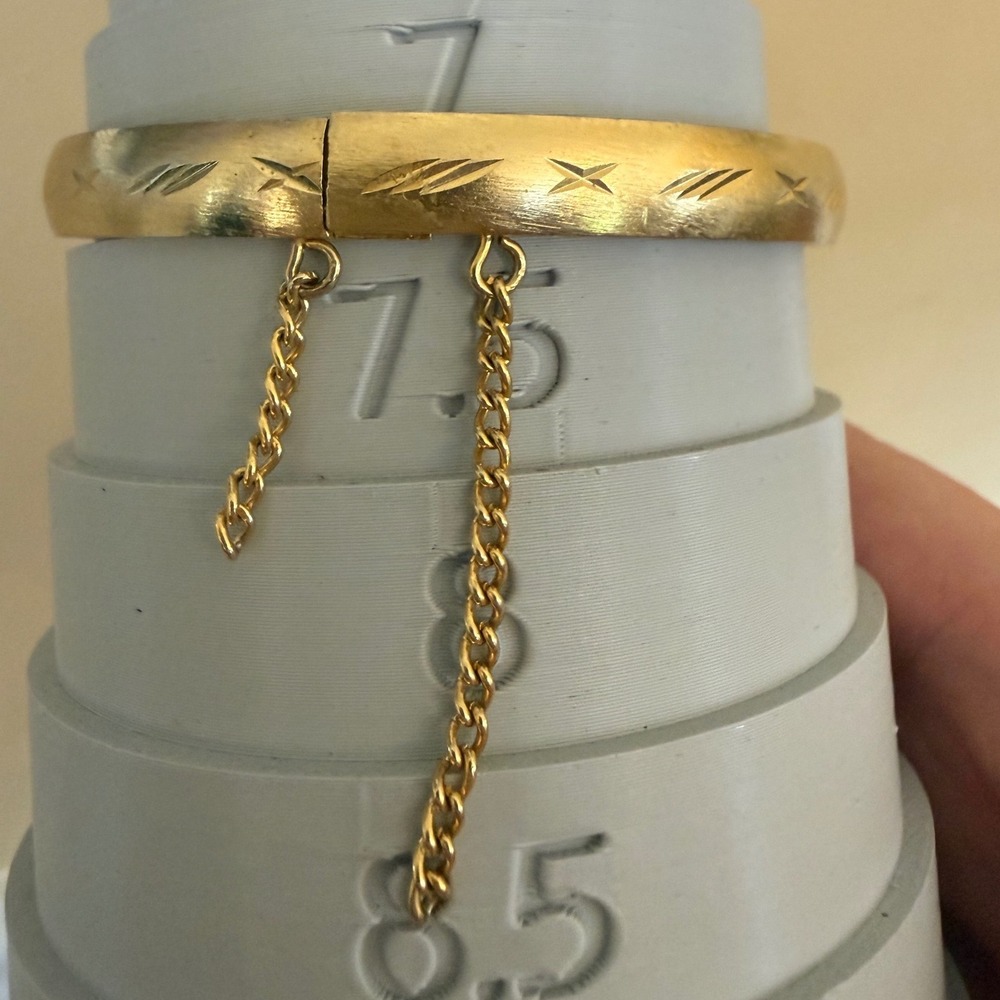 Vintage‎ Hong Kong Gold Tone Etched Starburst Hinged Bangle Bracelet 7Inch